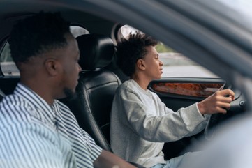 Vater begleitet Sohn beim Fahren